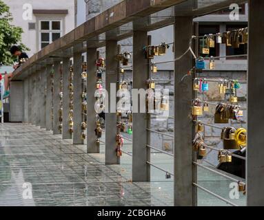 Ljubljana, Slowenien - 16. Juli 2018: Vorhängeschlösser auf der Metzgerbrücke in der alten mittelalterlichen Stadt in Ljubljana, Slowenien Stockfoto