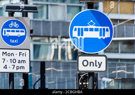 Nur Straßenbahn, Einschränkungsbrett Stockfoto