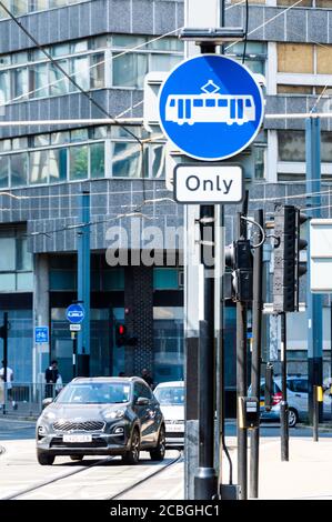 Nur Straßenbahn, Einschränkungsbrett Stockfoto