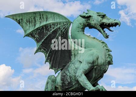 Ljubljana, Slowenien - 16. Juli 2018: Die Drachenstatue an der Drachenbrücke im alten mittelalterlichen Ljubljana, Slowenien Stockfoto