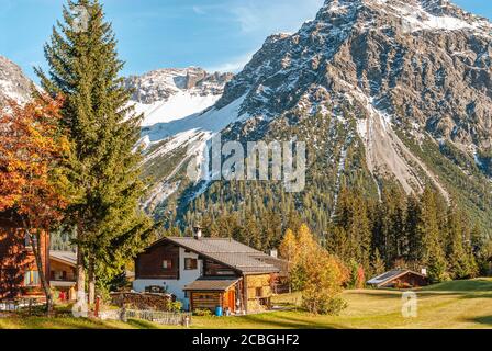 Typisches Bauernhaus im Herbst im Dorf Arosa, Graubünden, Schweiz Stockfoto