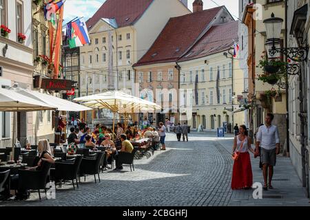 Ljubljana, Slowenien - 16. Juli 2018: Sokol Bar und Restaurant in der Ciril-Metodov Trg Straße, Ljubljana, Slowenien Stockfoto