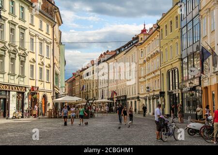 Ljubljana, Slowenien - 16. Juli 2018: Bars und Cafés in Mestni Trg, Stadtplatz von Ljubljana neben dem Rathaus, an einem Sommertag, Slowenien Stockfoto