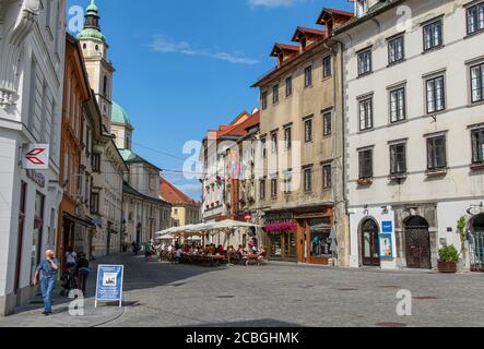 Ljubljana, Slowenien - 16. Juli 2018: Mestni Trg, Stadtplatz von Ljubljana neben dem Rathaus, an einem Sommertag, Slowenien Stockfoto