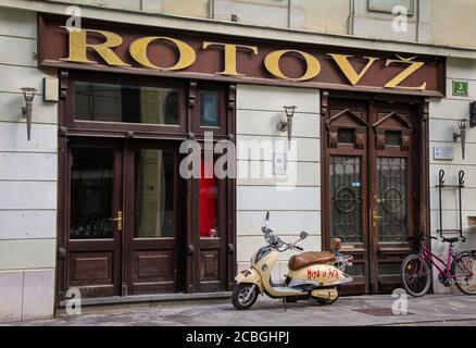 Ljubljana, Slowenien - 16. Juli 2018: Rotovz oder Rathaus in Mestni Trg, mit einer Vespa Motorrad im Freien geparkt Stockfoto