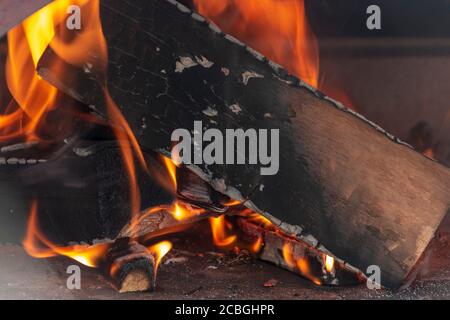 Eine Nahaufnahme von Feuerholz, die gewesen ist Beleuchtet unter einem Pizzaofen Stockfoto