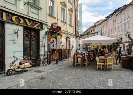 Ljubljana, Slowenien - 16. Juli 2018: Rotovz oder Rathaus in Mestni Trg, mit einer Vespa im Freien geparkt Stockfoto