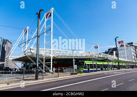 East Croydon Bahnhof volle Aussicht mit einer grünen tramlink Straßenbahn vor dem Bahnhof Stockfoto