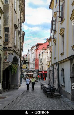 Ljubljana, Slowenien - 16. Juli 2018: Straßenszene in der Stari trg Straße im alten Osten von Ljubljana, Slowenien Stockfoto