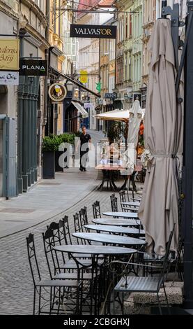 Ljubljana, Slowenien - 16. Juli 2018: Nahaufnahme eines Cafés in der Straßenszene in der Stari trg Straße im alten Osten von Ljubljana, Slowenien Stockfoto