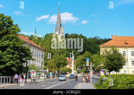 Ljubljana, Slowenien - 16. Juli 2018: Kirche des heiligen Jakobus mit Blick auf die Jakobsbrücke in Ljubljana, Slowenien Stockfoto