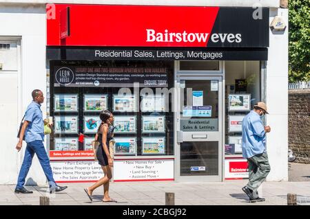 Immobilienmakler Shop für Bairstow Eves in Croydon High Street Stockfoto