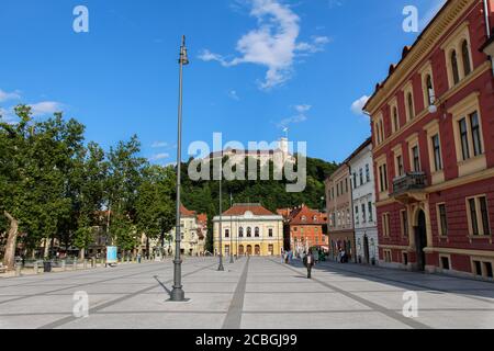 Ljubljana, Slowenien - 16. Juli 2018: Ljubljana, Slowenien - 16. Juli 2018: Der Park am Kongressplatz im Zentrum von Ljubljana an einem Sommertag, S Stockfoto