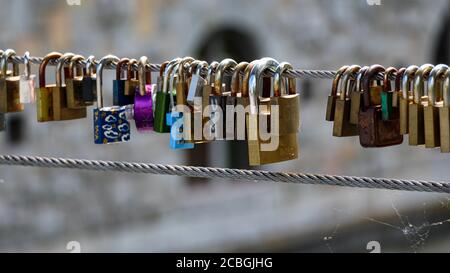 Nahaufnahme der Vorhängeschlösser auf der Metzgerbrücke in der alten mittelalterlichen Stadt in Ljubljana, Slowenien Stockfoto