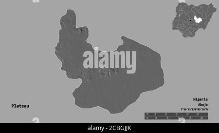 Form von Plateau, Bundesstaat Nigeria, mit seiner Hauptstadt auf festem Hintergrund isoliert. Entfernungsskala, Regionenvorschau und Beschriftungen. Höhenkarte mit zwei Ebenen. 3 Stockfoto