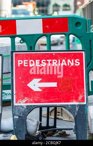Fußgänger benutzen den gegenüberliegenden Seitenpfad Stockfoto