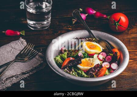 Frischer Frühlingssalat mit hausgemachten Gemüse und gekochten Eiern Stockfoto