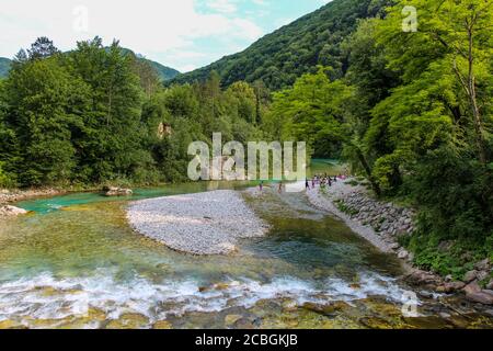 Blick flussabwärts vom Wehr auf den Tolminka Fluss bei Tolmin im Sommer, Slowenien Stockfoto