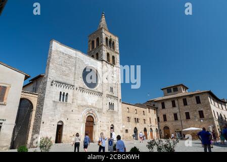 bevagna, italien august 13 2020:Pfarrkirche von San Michele Arcangelo in Das Zentrum von Bevagna Stockfoto