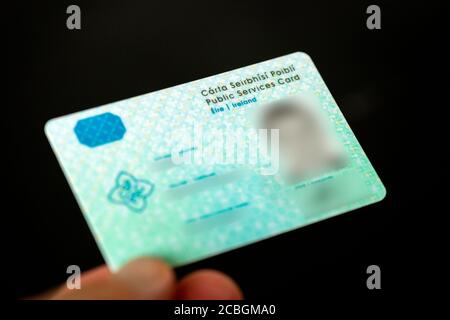 Hand Holding Public Services Card Irland Sozialversicherungsausweis der zweiten Generation gültig ab 2019 Stockfoto