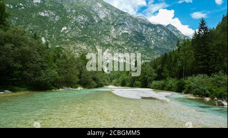 Der Fluss Soca, der aus den Julischen Alpen durch das Trentatal fließt, bei Tolmin, Slowenien Stockfoto