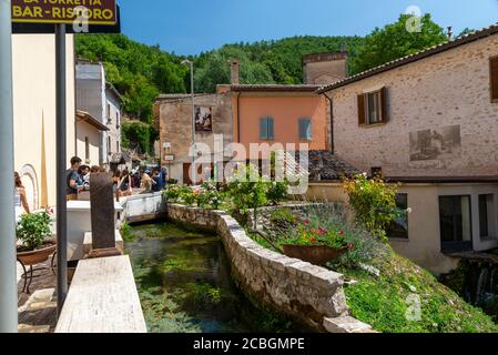 Rasiglia,italien august 13 2020:Bäche, die kleine Wasserfälle in der bilden Zentrum der Stadt Rasiglia Stockfoto