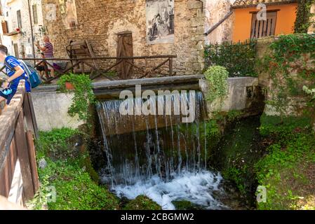 Rasiglia,italien august 13 2020:Bäche, die kleine Wasserfälle in der bilden Zentrum der Stadt Rasiglia Stockfoto