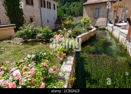 Rasiglia,italien august 13 2020:Bäche, die kleine Wasserfälle in der bilden Zentrum der Stadt Rasiglia Stockfoto