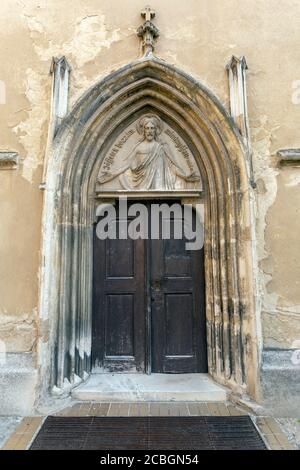 Kirche des heiligen Jakobs (Szent Jakab-templom) in Koszeg, Ungarn an einem Sommertag. Stockfoto