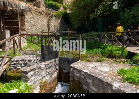 Rasiglia,italien august 13 2020:Bäche, die kleine Wasserfälle in der bilden Zentrum der Stadt Rasiglia Stockfoto