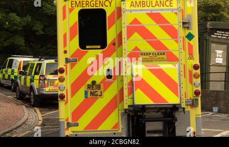 Beachy Head, Eastbourne, East Sussex, Großbritannien. August 2020. Kent Surrey Sussex Air Ambulance unterstützt Bodenteams mit einer Verletzungskrankheit in der Nähe von Cow Gap auf den South Downs. Quelle: Alan Fraser/Alamy Live News Stockfoto
