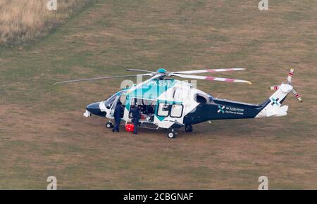 Beachy Head, Eastbourne, East Sussex, Großbritannien. August 2020. Kent Surrey Sussex Air Ambulance unterstützt Bodenteams mit einer Verletzungskrankheit in der Nähe von Cow Gap auf den South Downs. Quelle: Alan Fraser/Alamy Live News Stockfoto
