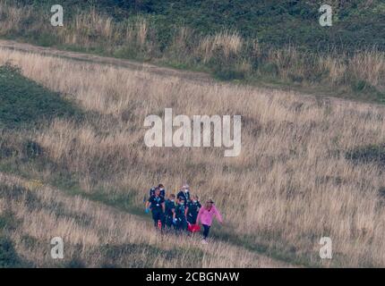 Beachy Head, Eastbourne, East Sussex, Großbritannien. August 2020. Kent Surrey Sussex Air Ambulance unterstützt Bodenteams mit einer Verletzungskrankheit in der Nähe von Cow Gap auf den South Downs. Quelle: Alan Fraser/Alamy Live News Stockfoto
