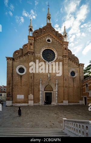 Basilica di Santa Maria Gloriosa dei Frari, San Polo, Venedig, Italien; Außenfassade der gotischen Kirche auf Campo dei Frari, vertikal Stockfoto