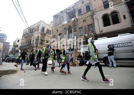 Beirut, Libanon. August 2020. Freiwillige bereiten sich auf die Säuberung der Ruinen beschädigter Gebäude in Beirut, Libanon, 13. August 2020 vor. Beiruts Gouverneur hat zuvor angekündigt, dass 300,000 Menschen nach den Explosionen obdachlos geworden sind, wobei viele von ihnen aufgrund der Finanzkrise und des Verlusts von Tausenden von Arbeitsplätzen ihre Häuser nicht reparieren können. Quelle: Bilal Jawich/Xinhua/Alamy Live News Stockfoto