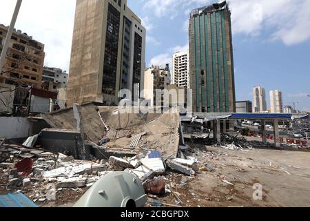 Beirut, Libanon. August 2020. Die Ruinen der beschädigten Gebäude sind in Beirut, Libanon, 13. August 2020 gesehen. Beiruts Gouverneur hat zuvor angekündigt, dass 300,000 Menschen nach den Explosionen obdachlos geworden sind, wobei viele von ihnen aufgrund der Finanzkrise und des Verlusts von Tausenden von Arbeitsplätzen ihre Häuser nicht reparieren können. Quelle: Bilal Jawich/Xinhua/Alamy Live News Stockfoto