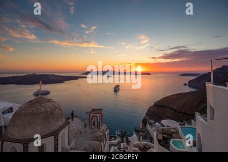 Tolle Aussicht auf die Insel Santorini am Abend. Malerischer Frühlingsuntergang auf dem berühmten griechischen Ferienort Fira, Griechenland, Europa. Hintergrund des Reisekonzepts. Kunst Stockfoto