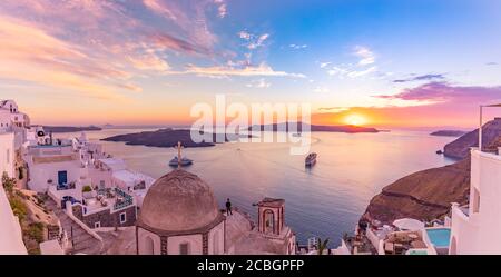 Tolle Aussicht auf die Insel Santorini am Abend. Malerischer Frühlingsuntergang auf dem berühmten griechischen Ferienort Fira, Griechenland, Europa. Hintergrund des Reisekonzepts. Kunst Stockfoto