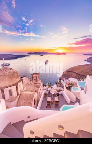 Tolle Aussicht auf die Insel Santorini am Abend. Malerischer Frühlingsuntergang auf dem berühmten griechischen Ferienort Fira, Griechenland, Europa. Hintergrund des Reisekonzepts. Kunst Stockfoto