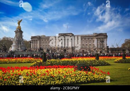 London, Großbritannien - 17. April 2019 - Buckingham Palace, Heimat der British Queen, State Rooms und Victoria Memorial an einem sonnigen Tag in London, Großbritannien. Stockfoto