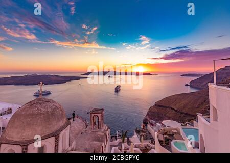 Tolle Aussicht auf die Insel Santorini am Abend. Romantischer Sonnenuntergang Sonnenaufgang Sommer Reiseziel. Herrlicher Sonnenuntergang Himmel, weiße Architektur, LED-Lichter Stockfoto