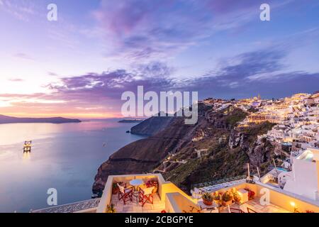 Tolle Aussicht auf die Insel Santorini am Abend. Romantischer Sonnenuntergang Sonnenaufgang Sommer Reiseziel. Herrlicher Sonnenuntergang Himmel, weiße Architektur, LED-Lichter Stockfoto