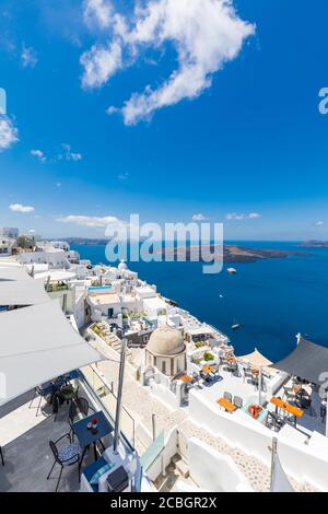 Sommerurlaub für Reise Ziel Hintergrund Konzept. Wunderschöne Landschaft Hintergrund, perfekter Urlaub, weiße Caldera Blick auf Santorini in Griechenland. Stockfoto