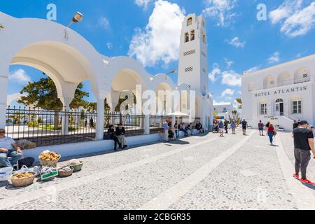 Fira, Santorini in Griechenland - 15.10.2019: Eine belebte Straße in der Stadt Fira mit Boutiquen und Souvenirläden und vielen Touristen. Stockfoto