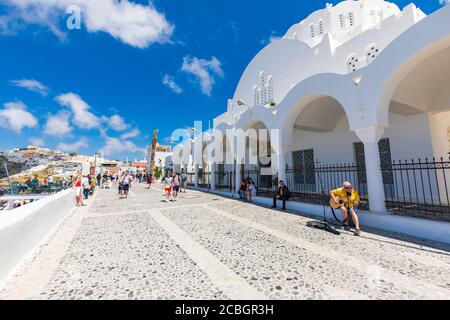 Fira, Santorini in Griechenland - 15.10.2019: Eine belebte Straße in der Stadt Fira mit Boutiquen und Souvenirläden und vielen Touristen. Stockfoto