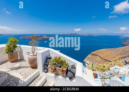 Sommerurlaub für Reise Ziel Hintergrund Konzept. Wunderschöne Landschaft Hintergrund, perfekter Urlaub, weiße Caldera Blick auf Santorini in Griechenland. Stockfoto