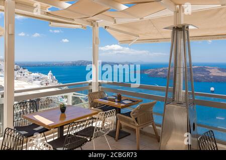 Sommerurlaub für Reise Ziel Hintergrund Konzept. Wunderschöne Landschaft Hintergrund, perfekter Urlaub, weiße Caldera Blick auf Santorini in Griechenland. Stockfoto