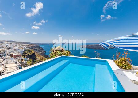 Luxus griechischen Urlaub in Santorini. Weiße Architektur, Stühle über dem Meer und Sonnenschirm mit leerem Infinity-Pool Santorini. Sommerurlaub, Urlaub Stockfoto