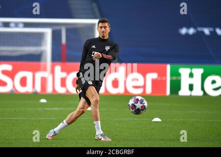 Lissabon, Portugal. 2020. Aug 08. firo Champions League: 13/2020 FC Bayern München Training Robert LEWANDOWSKI (FC Bayern München) am Ball, Abschlusstraining FC Bayern München. FUSSBALL CHAMPIONS LEAGUE SAISON 2019/2020 VIERTELFINALE, FC BARCELONA-FC BAYERN MÜNCHEN FOTO: Frank Hoermann/SVEN SIMON/Pool/via/firosportfoto nur für journalistische Zwecke! Nur für redaktionelle Zwecke! Nationale und internationale Nachrichtenagenturen KEIN WEITERVERKAUF! Quelle: dpa/Alamy Live News Stockfoto