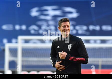 Lissabon, Portugal. 2020. Aug 08. firo Champions League: 13/2020 FC Bayern München Training Robert LEWANDOWSKI (FC Bayern München), Abschlusstraining FC Bayern München. FUSSBALL CHAMPIONS LEAGUE SAISON 2019/2020 VIERTELFINALE, FC BARCELONA-FC BAYERN MÜNCHEN FOTO: Frank Hoermann/SVEN SIMON/Pool/via/firosportfoto nur für journalistische Zwecke! Nur für redaktionelle Zwecke! Nationale und internationale Nachrichtenagenturen KEIN WEITERVERKAUF! Quelle: dpa/Alamy Live News Stockfoto